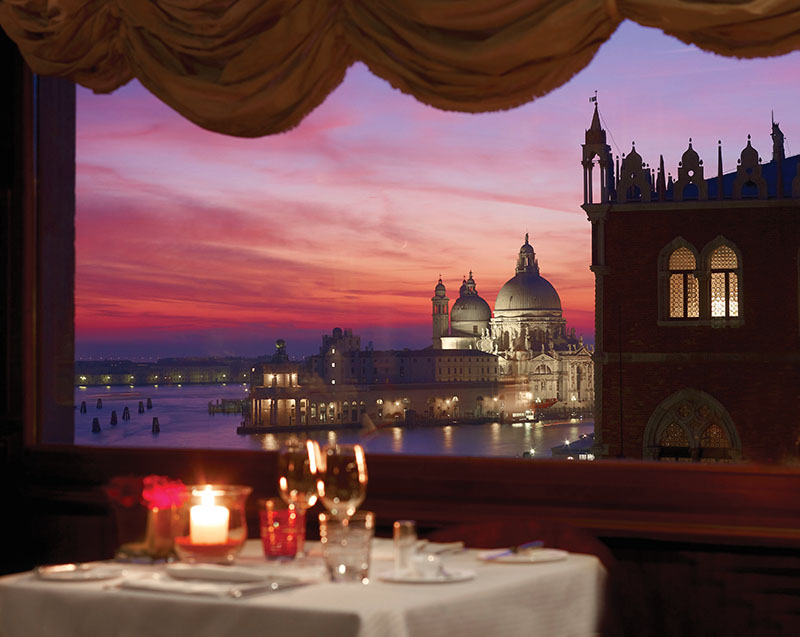 Cena con vista a la basílica de San Marco y el palazzo de los Dux.