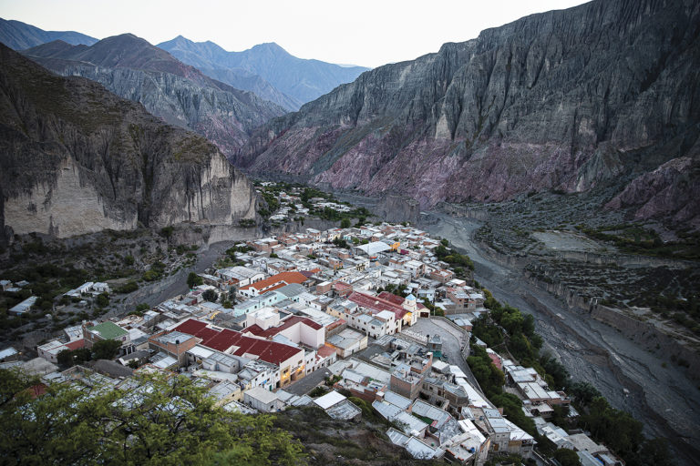 Colgado de los cerros, besado por las nubes